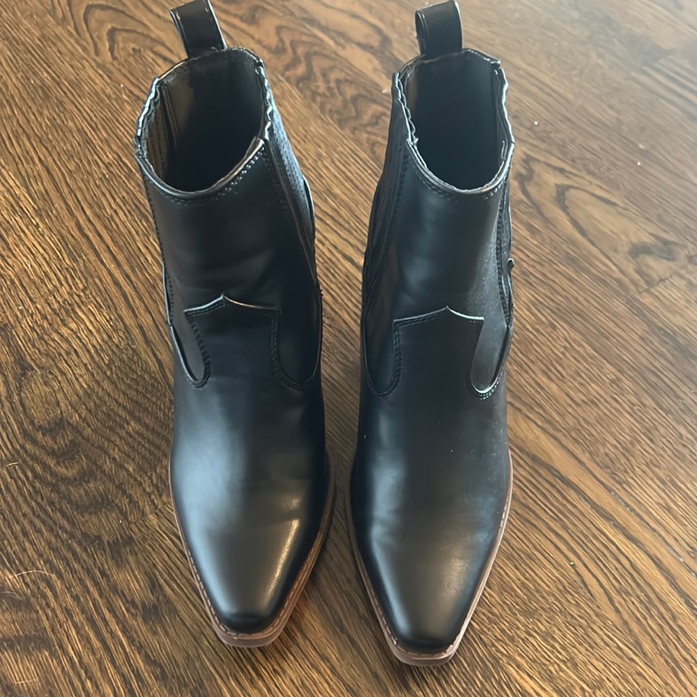 NEW sz 7 Qupid black ankle booties.
